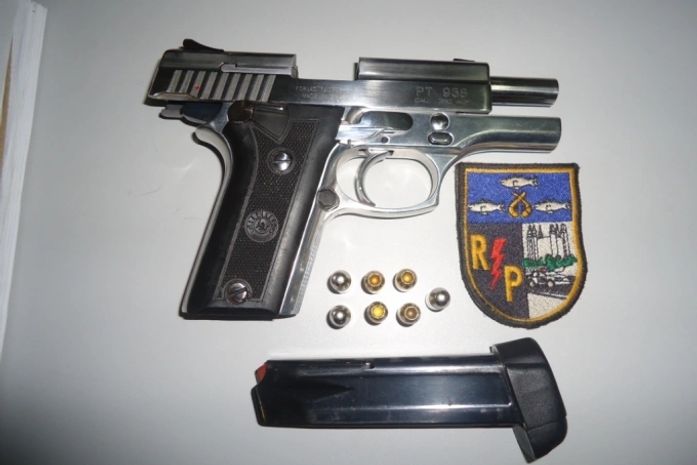 PM apreende pistola com homem após “furar” bloqueio