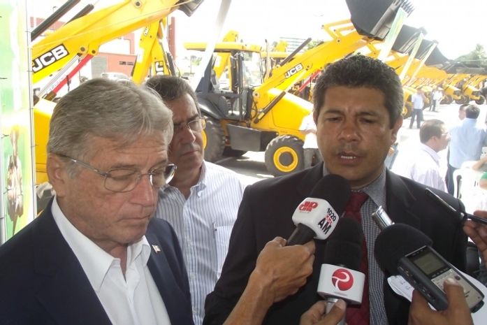 Governador Teotonio Vilela na entrega de máquinas