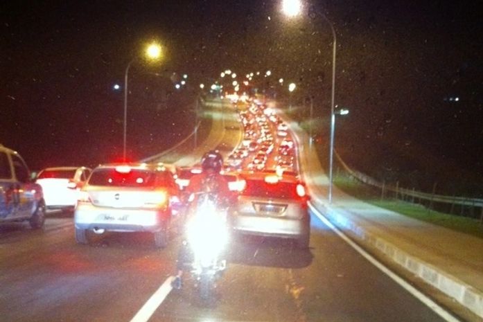 Trânsito na Avenida Márcio Canuto