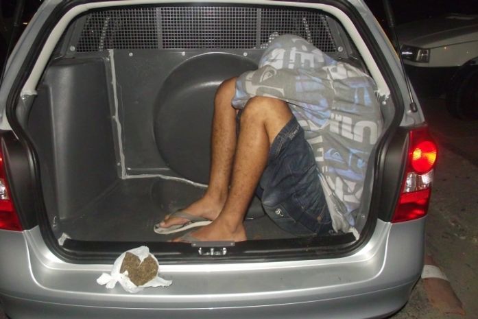 Jovem é preso com sacola de maconha no Vergel do Lago