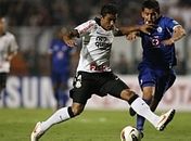 Danilo decide, Corinthians vence Cruz Azul e assume liderança