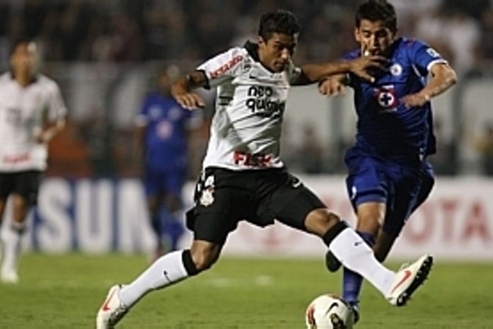 Danilo decide, Corinthians vence Cruz Azul e assume liderança