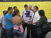 Motorista explica aos passageiros os procedimentos adotados