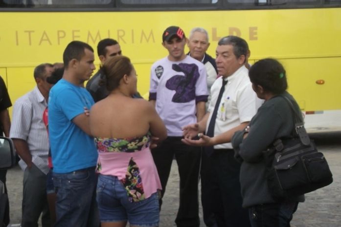 Motorista explica aos passageiros os procedimentos adotados