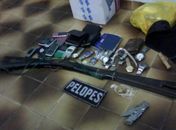 PM apreende arma de fogo, droga e produtos roubados