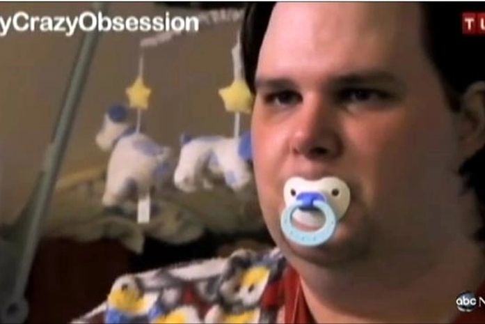 Homem de 31 anos vive como se fosse um bebê de 2 anos