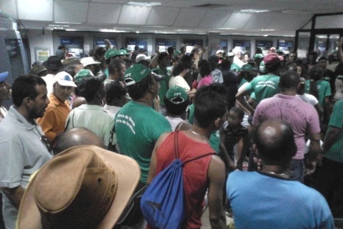 Militantes da CPT na agência da Caixa 