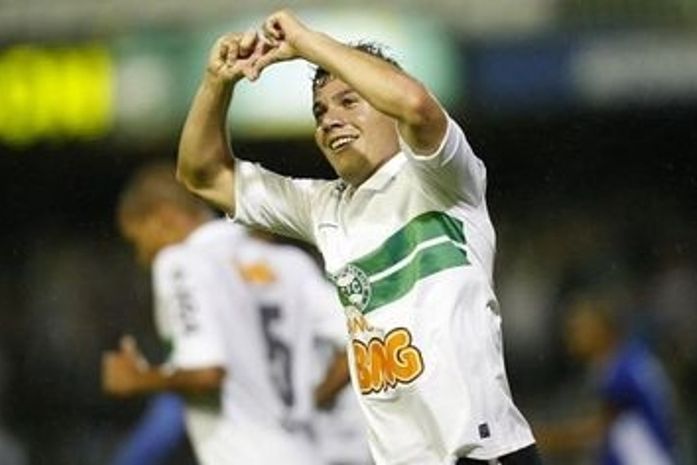 Com dois de Aquino, Coritiba vence Nacional e enfrenta ASA