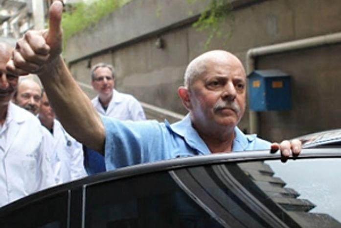 Em vídeo, Lula agradece médicos e anuncia retorno à política