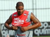 Corinthians revela que dispensa de Adriano foi por justa causa