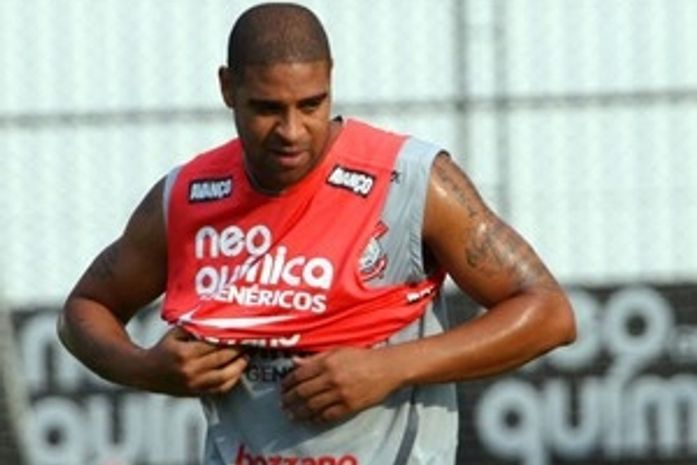 Corinthians revela que dispensa de Adriano foi por justa causa