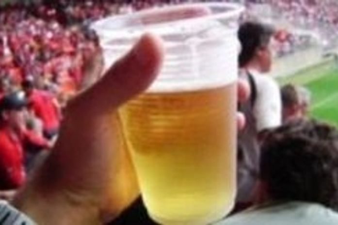 Projeto em Minas Gerais propõe cerveja só até intervalo de jogo