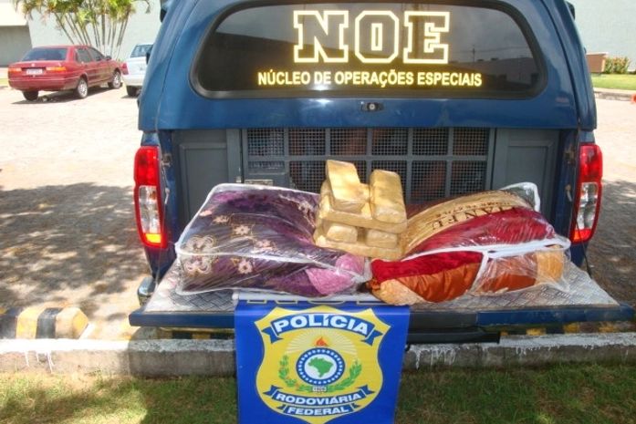 PRF apreende 8kg de pasta base de cocaína e prende dois