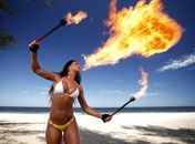 De biquíni, latinete faz ensaio quente - literalmente - para site