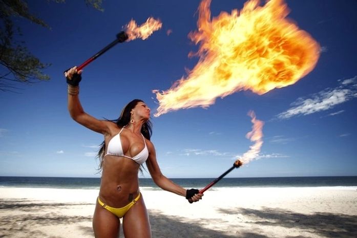 De biquíni, latinete faz ensaio quente - literalmente - para site