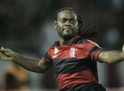 Só Love salva: com dois gols do artilheiro, Fla bate o Volta Redonda