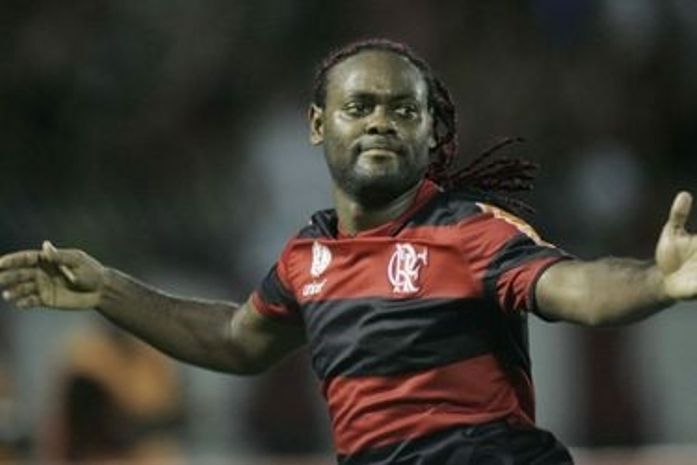 Só Love salva: com dois gols do artilheiro, Fla bate o Volta Redonda