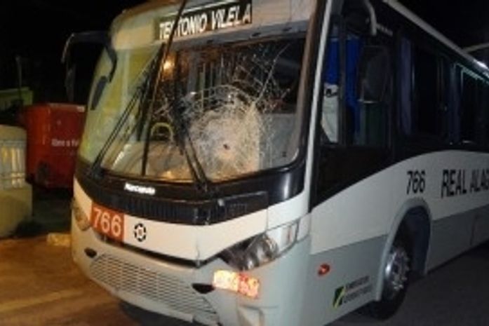 Ônibus da empresa Real Alagoas atropela e mata homem na BR 101