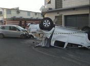Hilux capota após colisão no bairro do Jaraguá