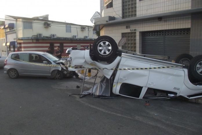 Hilux capota após colisão no bairro do Jaraguá