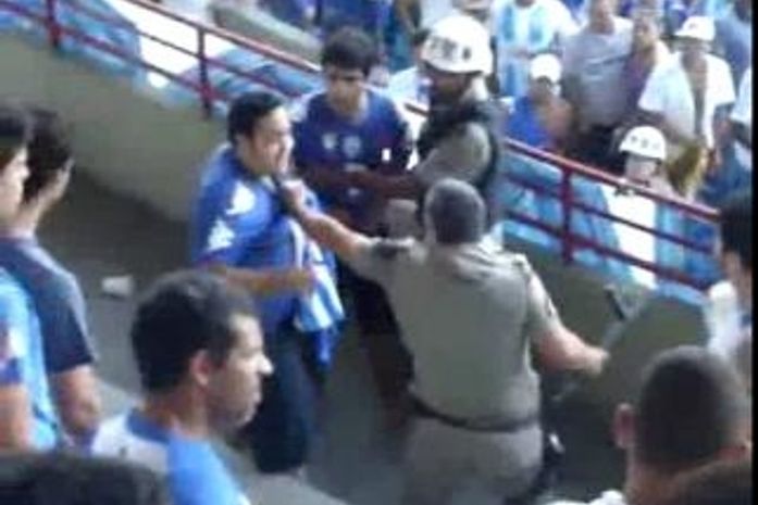 Vídeo mostra confusão entre militares e torcedores do CSA