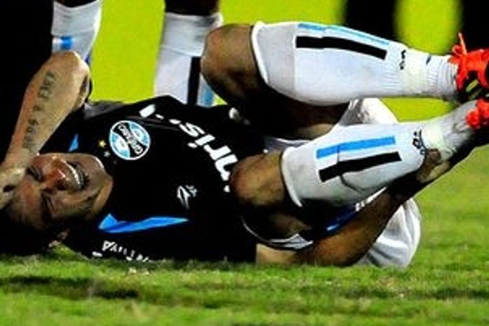 Com fratura, Kleber desfalca o Grêmio por quatro meses