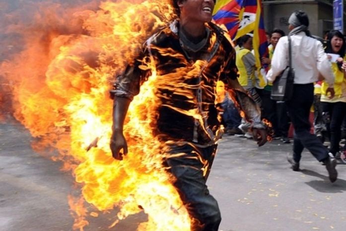 Tibetano ateia fogo no corpo contra visita de presidente chinês à Índia