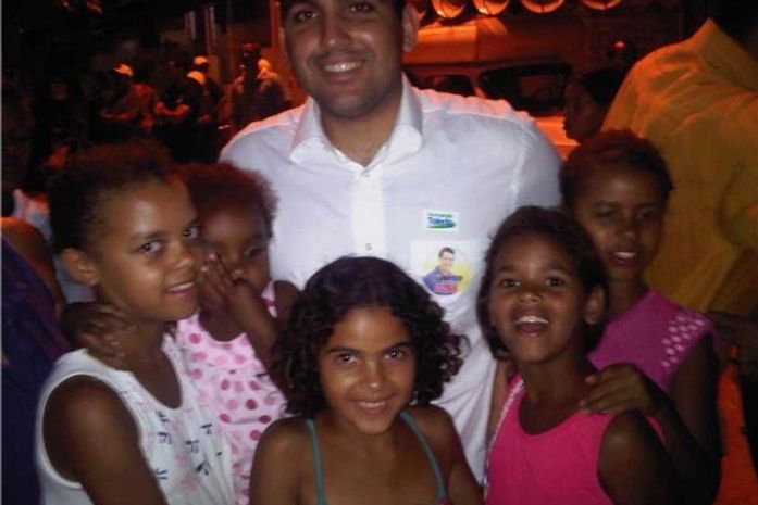 Renatinho com as crianças do Pilar