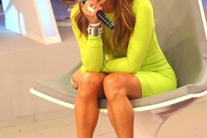 Com namorado, Jennifer Lopez participa de gravação em São Paulo