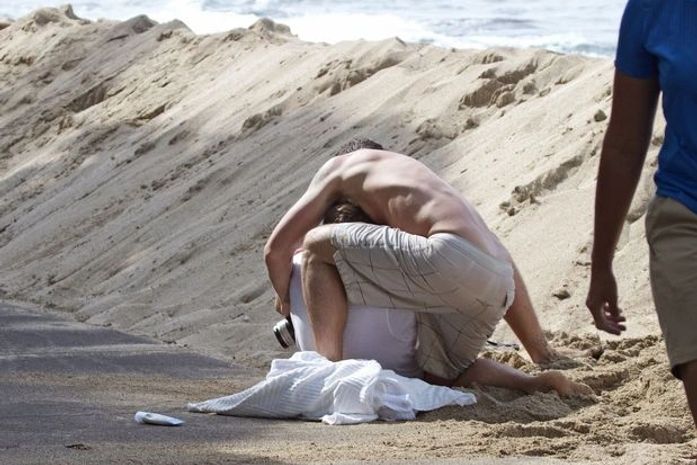 Ator, marido de Megan Fox, agride paparazzo em praia no Havaí