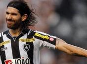 Botafogo revela interesse corintiano em Loco Abreu e ironiza: 'estão gulosos'