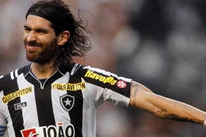 Botafogo revela interesse corintiano em Loco Abreu e ironiza: 'estão gulosos'