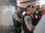 Militares em frente ao Edifício Fragata