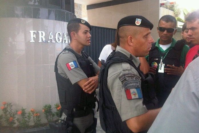 Militares em frente ao Edifício Fragata