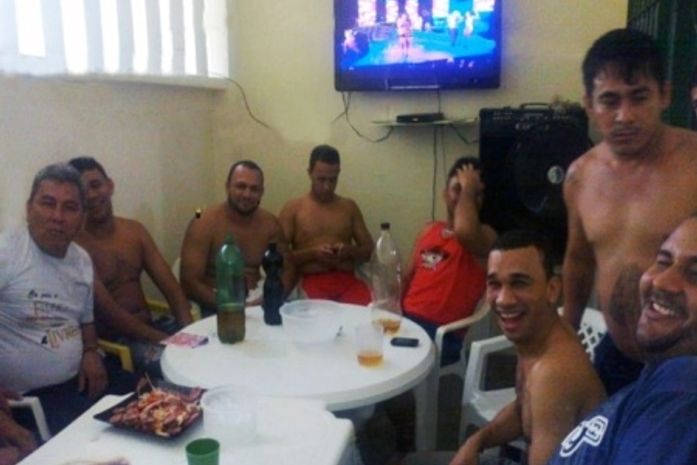 Presos postam fotos de festa em presídio em Manaus