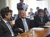 Comissão do Senado aprova fim do 14º e 15º salários de parlamentares