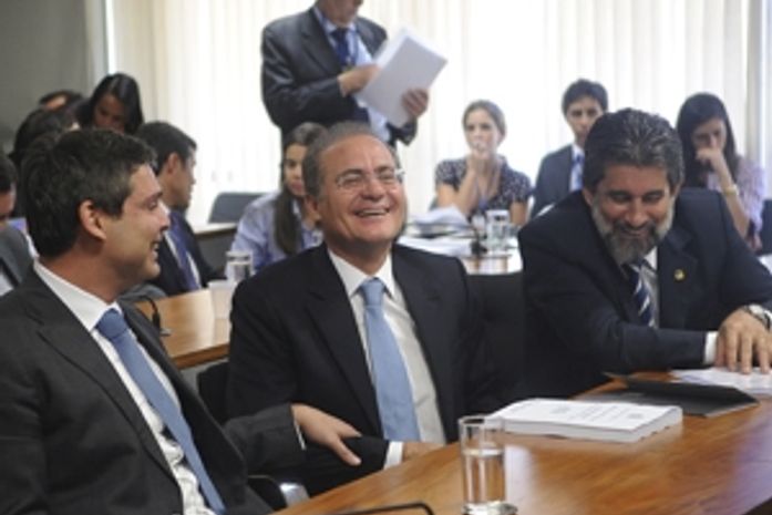 Comissão do Senado aprova fim do 14º e 15º salários de parlamentares