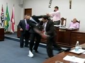 Sessão da Câmara de Itatinga, SP, termina em pancadaria