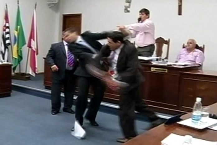 Sessão da Câmara de Itatinga, SP, termina em pancadaria