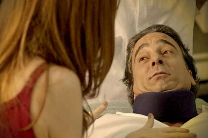 Para conquistar o perdão de Noêmia, Cadinho finge acidente