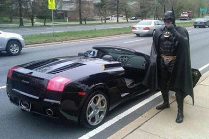 Motorista fantasiado de Batman é parado pela polícia nos EUA