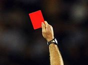 Árbitro inglês dá cinco cartões vermelhos no vestiário