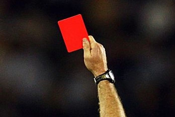 Árbitro inglês dá cinco cartões vermelhos no vestiário
