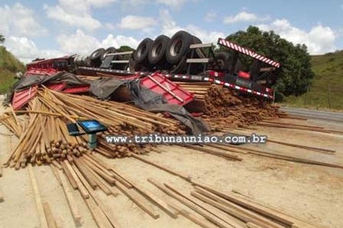 Carga ficou espalhada na rodovia