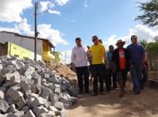 Prefeito visita andamento de obras em Mata Grande