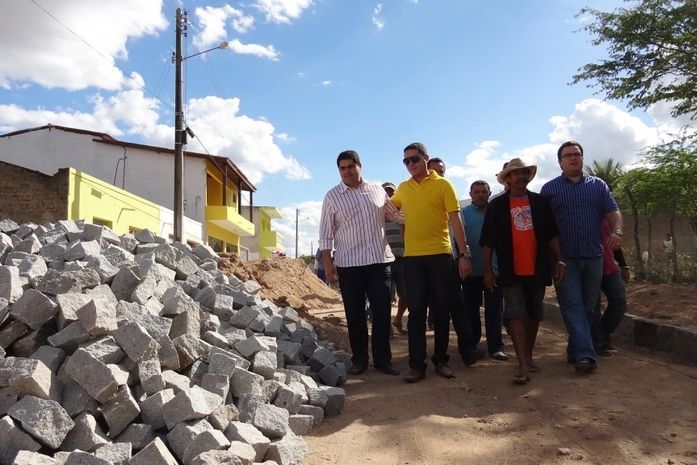 Prefeito visita andamento de obras em Mata Grande