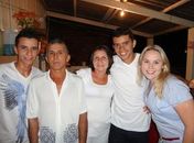 Diego Dedoné (quarto da esquerda para a direita) se apoiou na família e na mulher Isabela