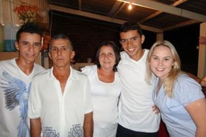 Diego Dedoné (quarto da esquerda para a direita) se apoiou na família e na mulher Isabela