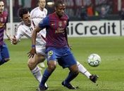 Em duelo de gols perdidos, Milan segura o Barça e joga por empate no Camp Nou