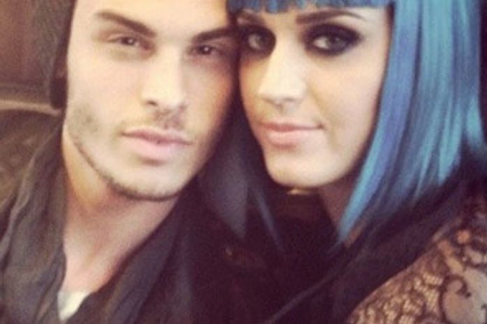 Suposto affair de Katy Perry posta foto com a cantora